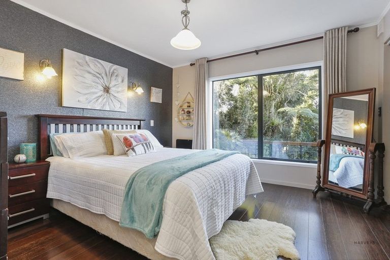 Photo of property in 32 Turanga Road, Henderson Valley, Auckland, 0612