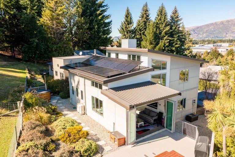 Photo of property in 9 Trevathan Lane, Wanaka, 9305