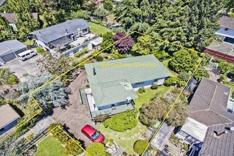 Photo of property in 35 Larissa Avenue, Henderson, Auckland, 0610