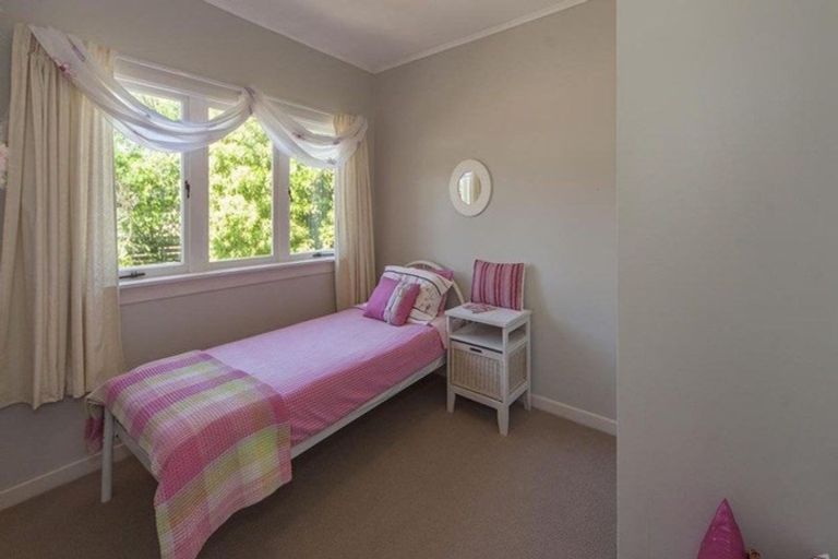 Photo of property in 50 Hobsonville Road, West Harbour, Auckland, 0618