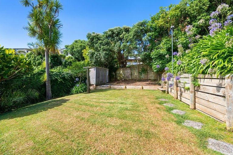 Photo of property in 10 Chelverton Terrace, Red Beach, 0932