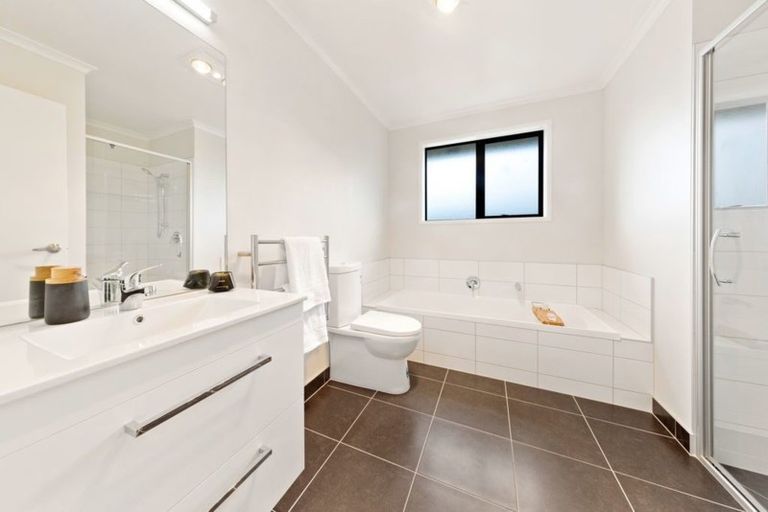 Photo of property in 2 Lippiatt Crescent, Pokeno, 2402