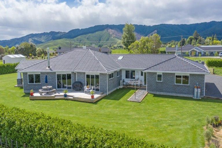 Photo of property in 33 Wakefield Road, Levin, 5571