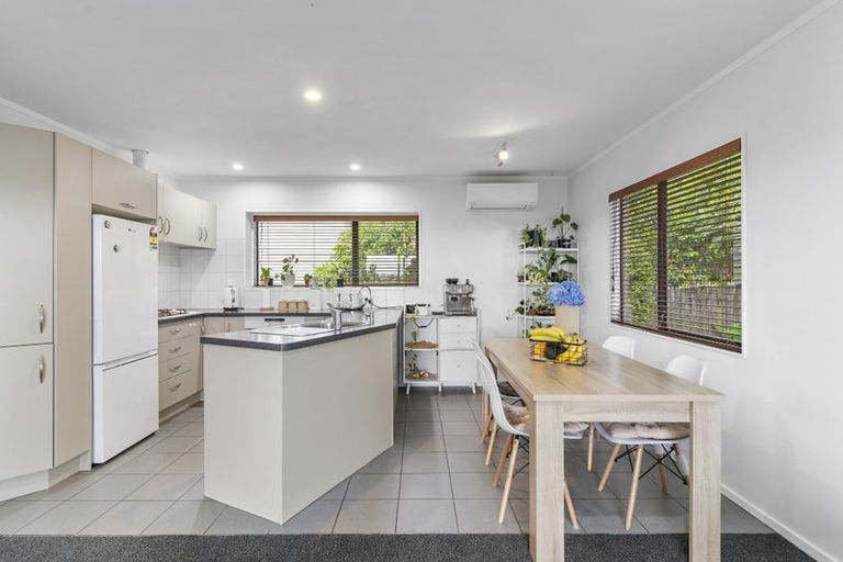 Photo of property in 2/23 Heathglen Place, Bayview, Auckland, 0629