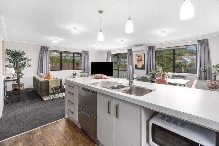 Photo of property in 8 Hull Place, Whitby, Porirua, 5024