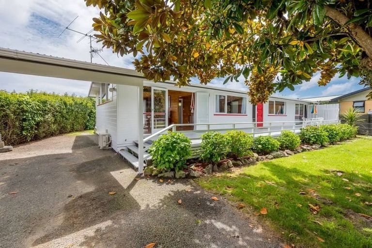 Photo of property in 8-8a Walton Avenue, Waikanae, 5036
