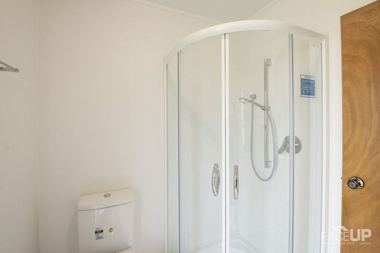 Photo of property in 5 Bosnyak Drive, Te Atatu South, Auckland, 0610