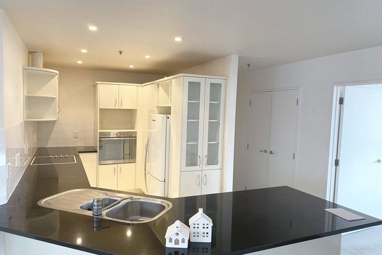 Photo of property in 2a/171 Hurstmere Road, Takapuna, Auckland, 0622