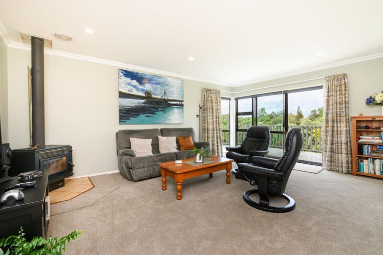 Photo of property in 11 Greenwood Place, Fitzherbert, Palmerston North, 4410