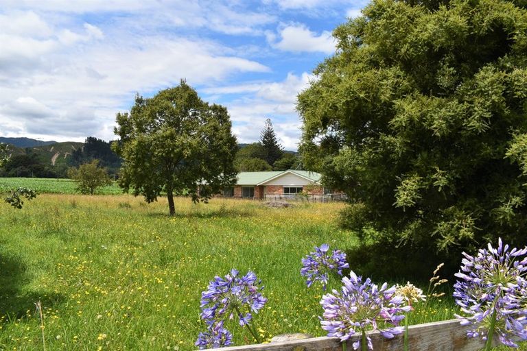 Photo of property in 37 Waikawa Beach Road, Manakau, Levin, 5573