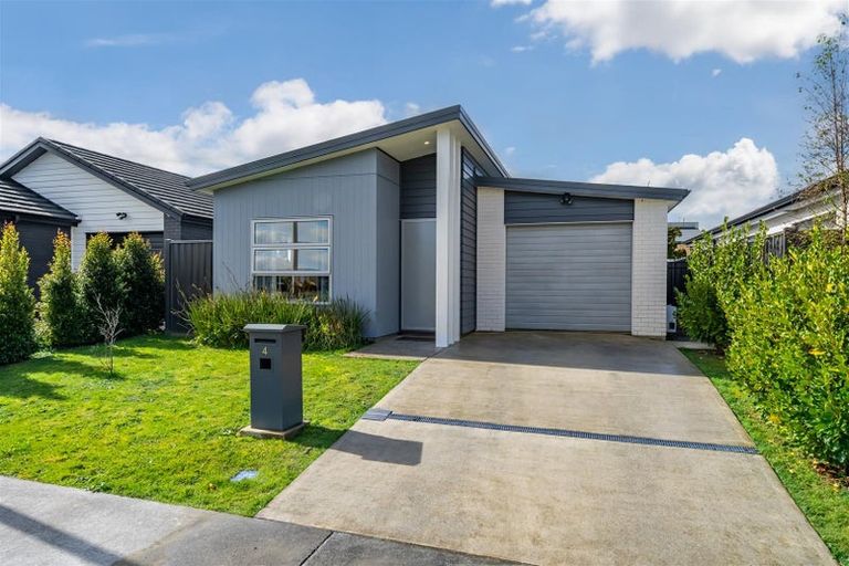 Photo of property in 4 Te Kaeaea Crescent, Wallaceville, Upper Hutt, 5018