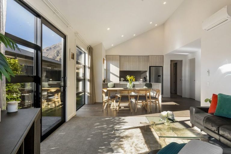 Photo of property in 33 Alps View Place, Lake Hayes, Queenstown, 9304