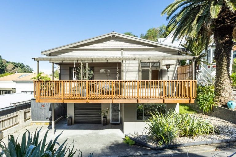 Photo of property in 6 Little Burke Street, Hospital Hill, Napier, 4110
