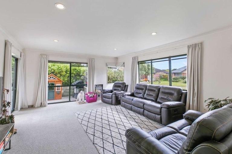 Photo of property in 32 Summerland Crescent, Papamoa Beach, Papamoa, 3118