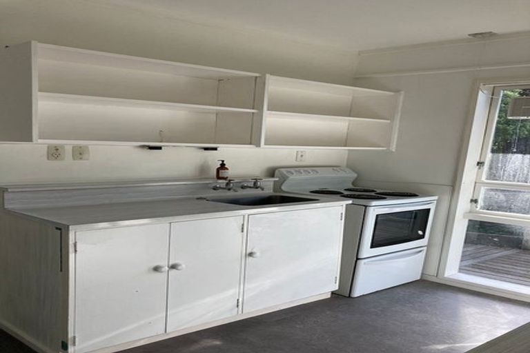 Photo of property in 28 Woodhouse Avenue, Karori, Wellington, 6012