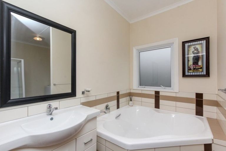 Photo of property in 5 Atiawa Street, Glen Avon, New Plymouth, 4312