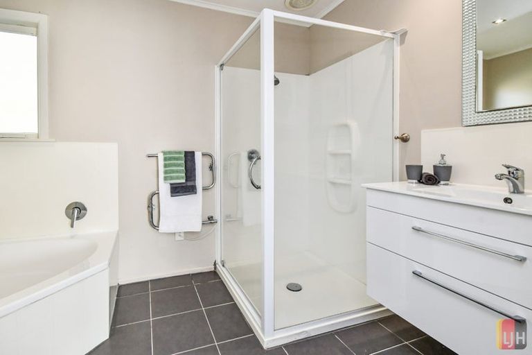 Photo of property in 431a Great South Road, Opaheke, Papakura, 2113