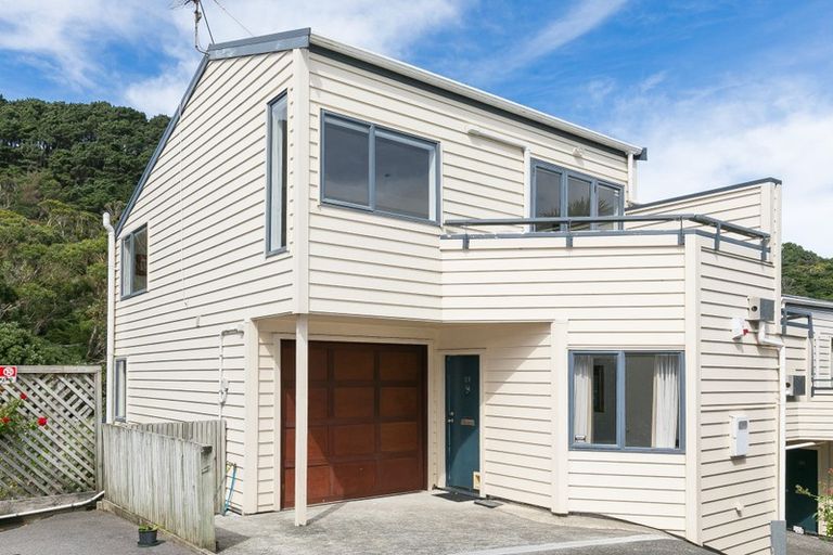 Photo of property in 28 Lawson Place, Mount Victoria, Wellington, 6011