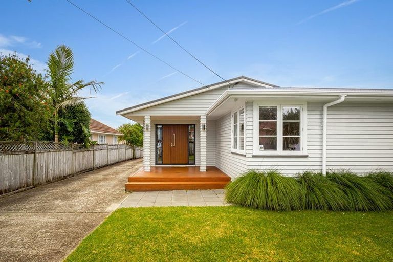 Photo of property in 43 Vodanovich Road, Te Atatu South, Auckland, 0610