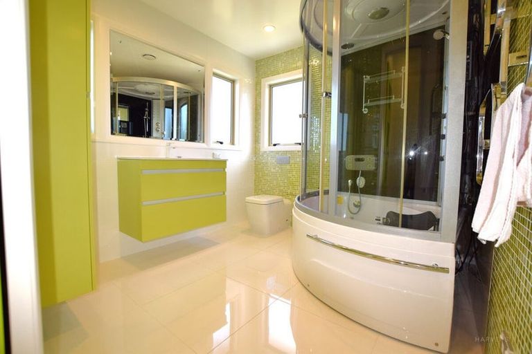 Photo of property in 14 Provence Esplanade, Te Atatu Peninsula, Auckland, 0610