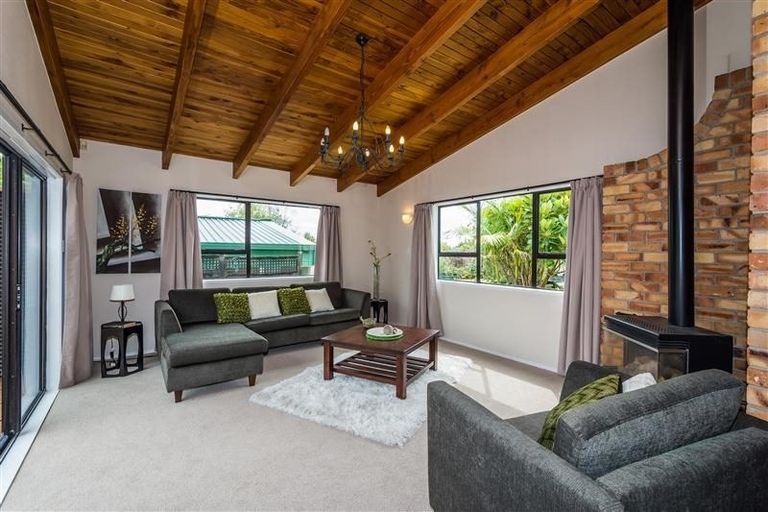 Photo of property in 2 Serrata Place, Browns Bay, Auckland, 0630