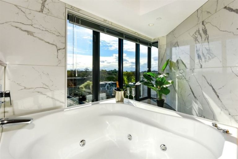 Photo of property in Gloucester Towers, 28/28 Gloucester Street, Christchurch Central, Christchurch, 8013