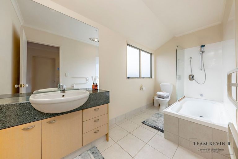 Photo of property in 47d Redoubt Road, Goodwood Heights, Auckland, 2105