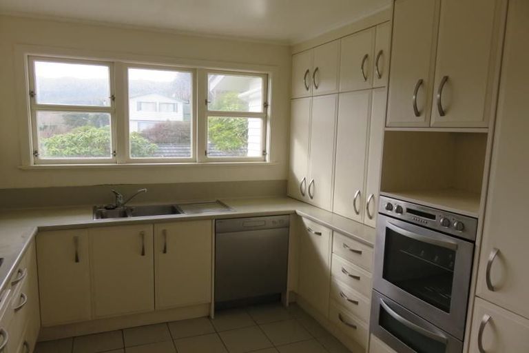 Photo of property in 7 Sunrise Boulevard, Tawa, Wellington, 5028