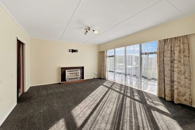 Photo of property in 27 Wainuiomata Road, Wainuiomata, Lower Hutt, 5014