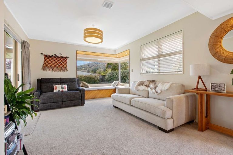 Photo of property in 10 Barraud Place, Pukehangi, Rotorua, 3015