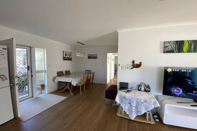 Photo of property in 1/269 Great North Road, Henderson, Auckland, 0612