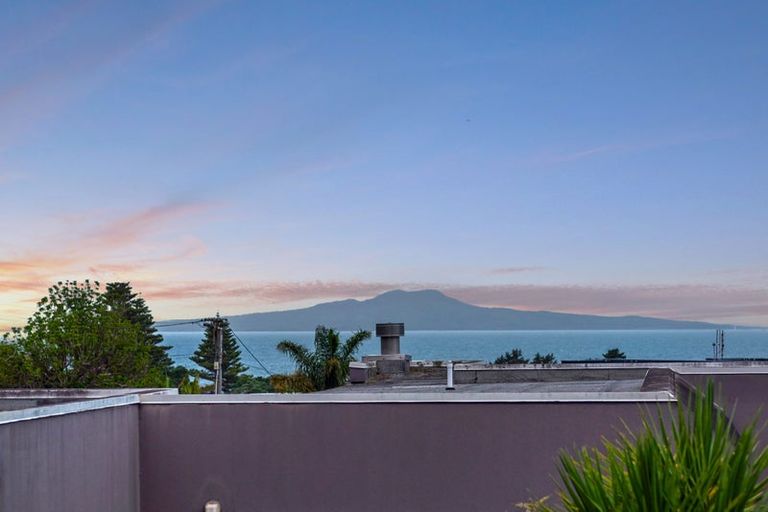 Photo of property in 42 Bayview Road, Browns Bay, Auckland, 0630