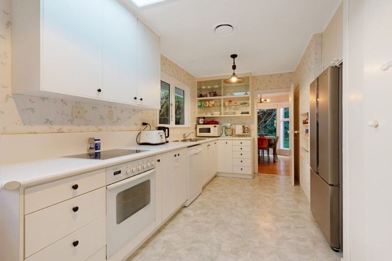 Photo of property in 48 Homewood Crescent, Karori, Wellington, 6012