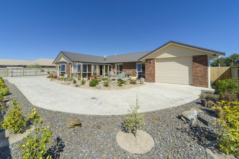 Photo of property in 11 Chestnut Close, Kelvin Grove, Palmerston North, 4414