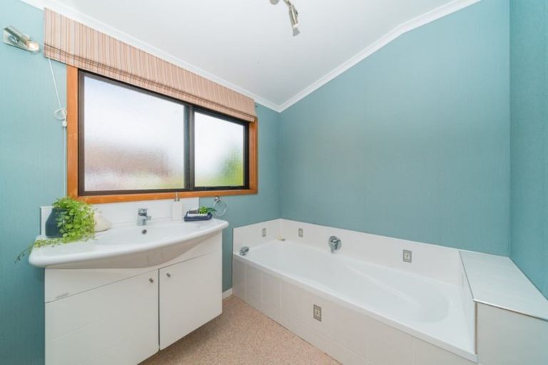 Photo of property in 4 Dresdan Court, Hokowhitu, Palmerston North, 4410