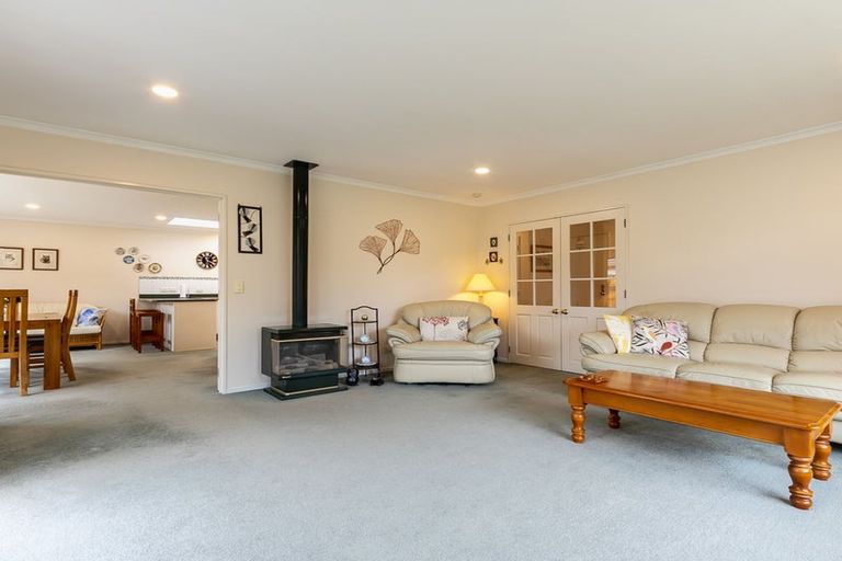 Photo of property in 32 Hadleigh Court, Paraparaumu, 5032