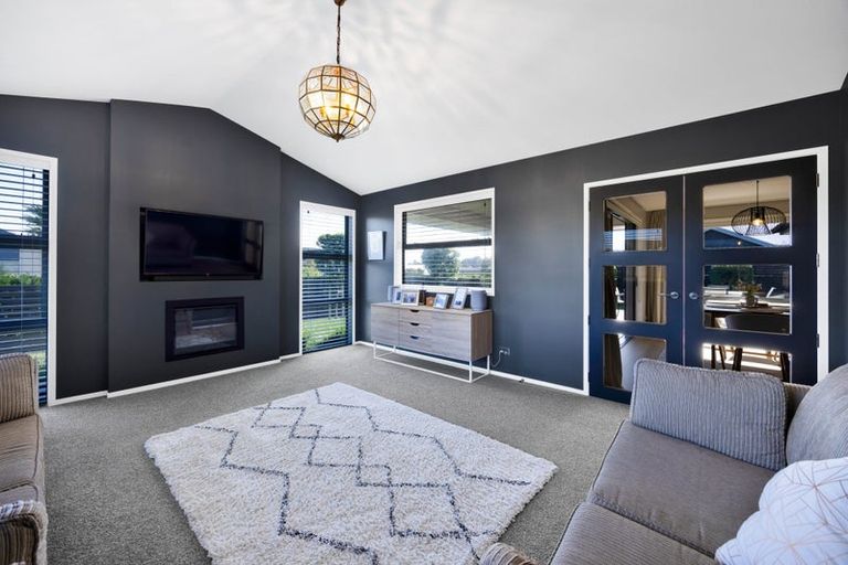 Photo of property in 52 Links Drive, Waiwhakaiho, New Plymouth, 4312