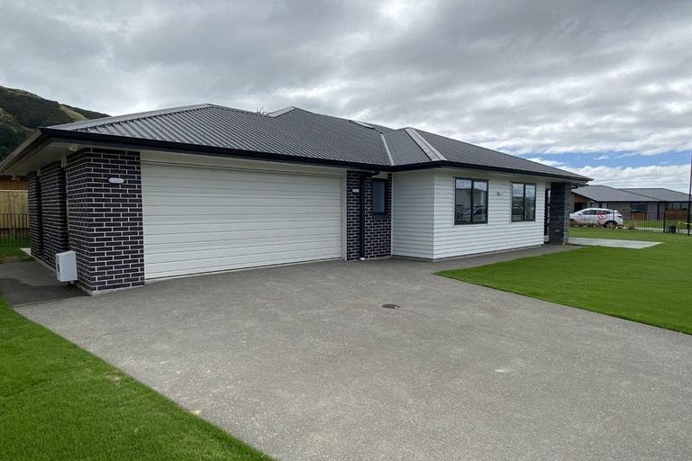 Photo of property in 2 Weweia Close, Kenepuru, Porirua, 5022