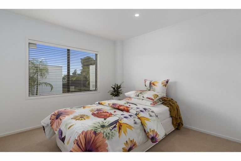 Photo of property in 54 The Avenue, Albany, Auckland, 0632