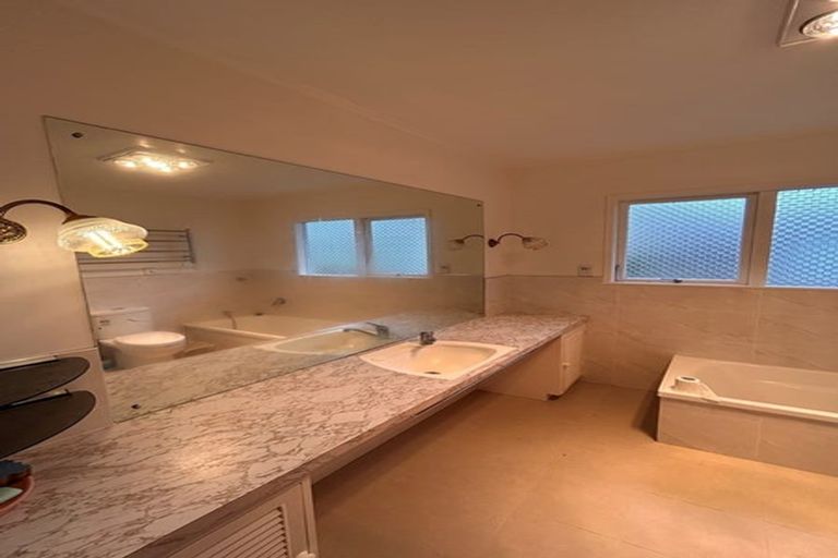 Photo of property in 30 Jade Avenue, Pakuranga Heights, Auckland, 2010