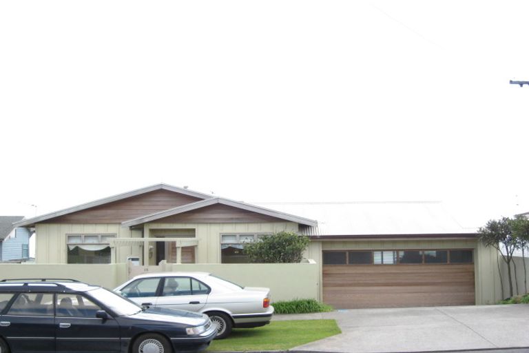 Photo of property in 15 Hamblyn Street, Strandon, New Plymouth, 4312