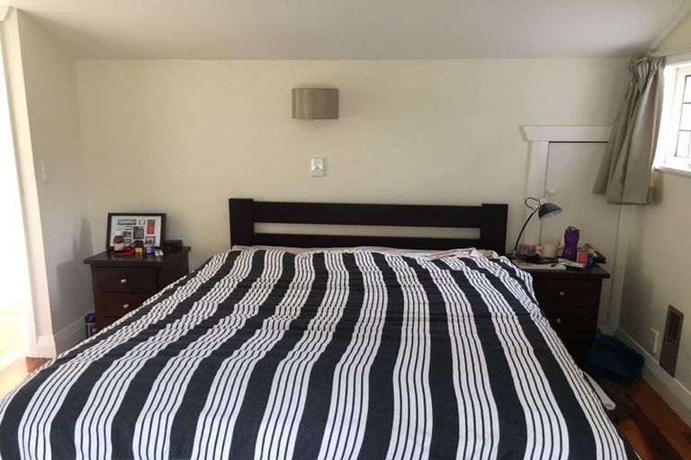 Photo of property in 28 Saint Michaels Crescent, Kelburn, Wellington, 6012