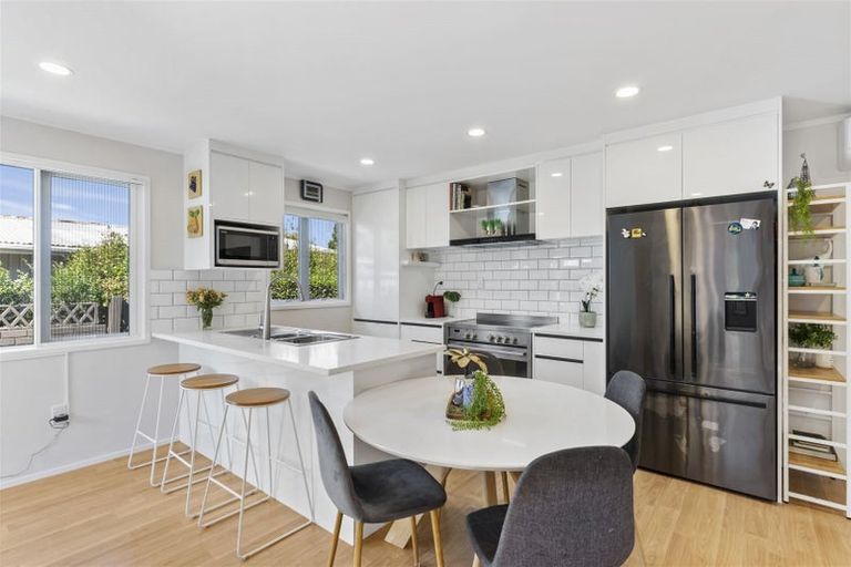 Photo of property in 2/7 Yarra Place, Botany Downs, Auckland, 2010