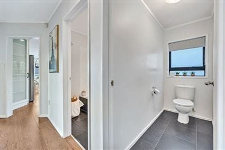 Photo of property in 11 Raphael Place, West Harbour, Auckland, 0618