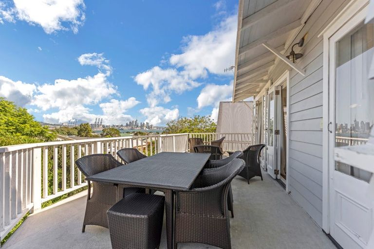 Photo of property in 2/15a Kerr Street, Devonport, Auckland, 0624