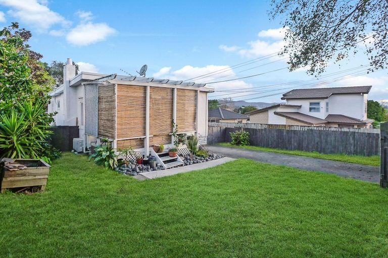 Photo of property in 127 View Road, Sunnyvale, Auckland, 0612