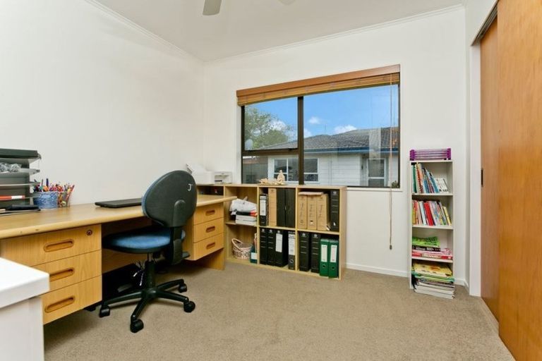 Photo of property in 1/17 Tetrarch Place, Totara Vale, Auckland, 0629