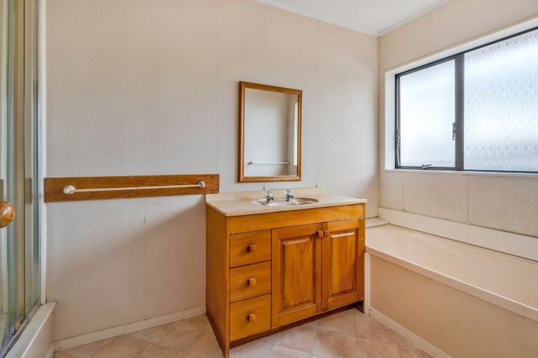 Photo of property in 3/2 Channing Crescent, Botany Downs, Auckland, 2010