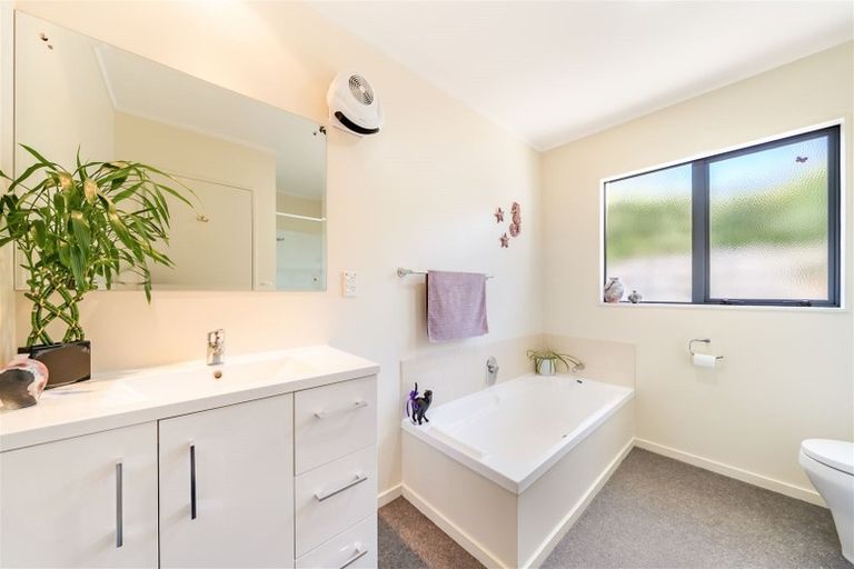 Photo of property in 25a Pinehaven Road, Pinehaven, Upper Hutt, 5019