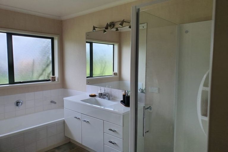 Photo of property in 78 Koraha Road, Kumeu, 0892